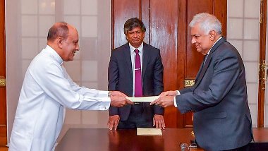 
Lakshman Yapa Abeywardena took oath as the Governor of the Southern Province before President Ranil Wickremesinghe a short while ago.

The President's Media Division said Nazeer Ahamed was also sworn in as the Governor of the North Western Province.


